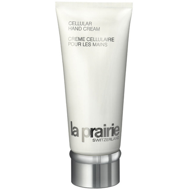La Prairie Cellular, hücresel bakım yaparak, cildi onararak nemlendirir. Pigmentasyon ve yaş lekelerini azaltır. Cildi, rüzgar ve güneşin sebep olduğu kurumadan korur. Fiyatı 250 TL.