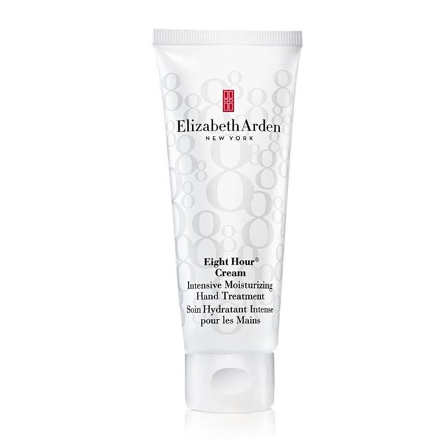 Elizabeth Arden Eight Hour, içeriğindeki petrolatum (saf vazelin) yatıştırıcı ve nemlendirici etkisinden dolayı cilde yoğun nemlendirme sağlar. Cildi nemlendirir, rahatlatır ve korur. Fiyatı 74 TL.