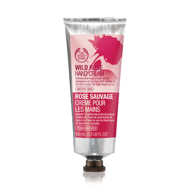 The Body Shop Wild Rose, yağlı hissi bırakmayan hafif formülüyle ekstra nemlendirici bir yapıya sahiptir. SPF 15 korumasıyla güneşin zararlı ışınlarından cildinizi korur. Ürün, soya yağı ve Gana'dan shea yağı içermektedir.