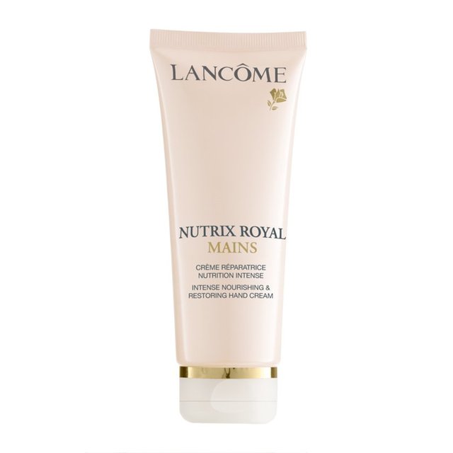 Lancome Nutrix Royal Mains, lipideum, e vitamini ve biyotin içeren formülü sayesinde, elleri yoğun bir şekilde besler ve nemlendirir. Rahatlık ve tazelik hissi sunar. Tırnakları ve katikülleri güçlendirir. Fiyatı 136 TL.