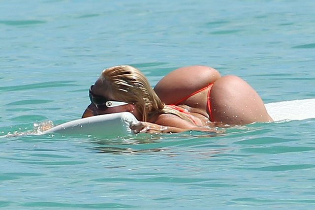 Ünlü kalçalarıyla Kim Kardashian'a rakip gösterilen Austin, seksi bikinisiyle tüm bakışları üstünde topladı.