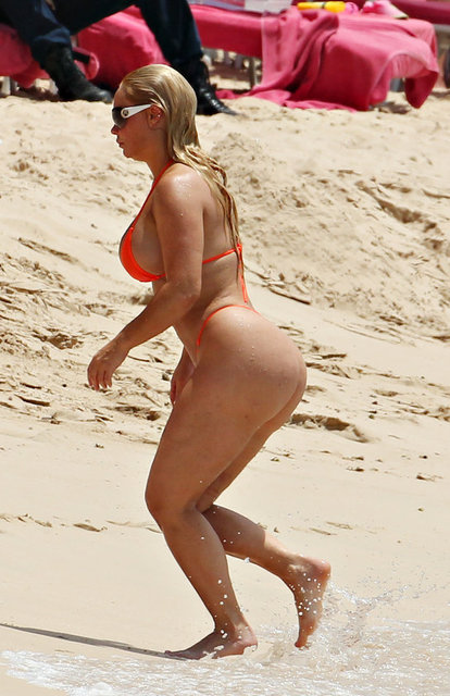 Manken Coco Austin, eşiyle çıktığı Barbados tatilinde görüntülendi.