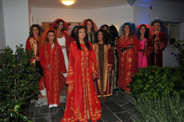 "Engin Altan Düzyatan ile Neslişah Alkoçlar'ın evini basıp çıkışta kavga var diycem çok içlendim. Özge Özpirinççi'nin askerleriyiz."