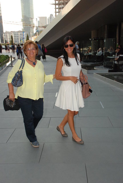 "Neslişah Alkoçlar evleniyor Özge Özpirinçci TT oluyor. Nasıl bi ülkeyiz"