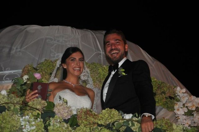 ÖZGE ÖZPİRİNÇCİ'Yİ ŞAŞKINA ÇEVİREN MESAJLAR -  - Oyuncu Engin Altan Düzyatan ve Neslişah Alkoçlar geçtiğimiz günlerde Beykoz'dan gerçekleştirilen bir törenle dünyaevine girmişti.