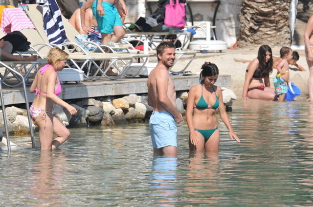 "demek ki bir erkekle (Engin Altan Düzyatan) 8 sene çıkmayacaksın bak 6 ayda nikah masasına oturttu (Neslişah Alkoçlar)."