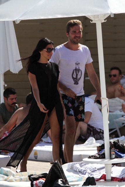 "İlk defa bi magazin haberi ilgimi çekti, bir insan Özge Özpirinççi'yi bırakıp Neslişah Alkoçlar ile nasssıl evlenir?"