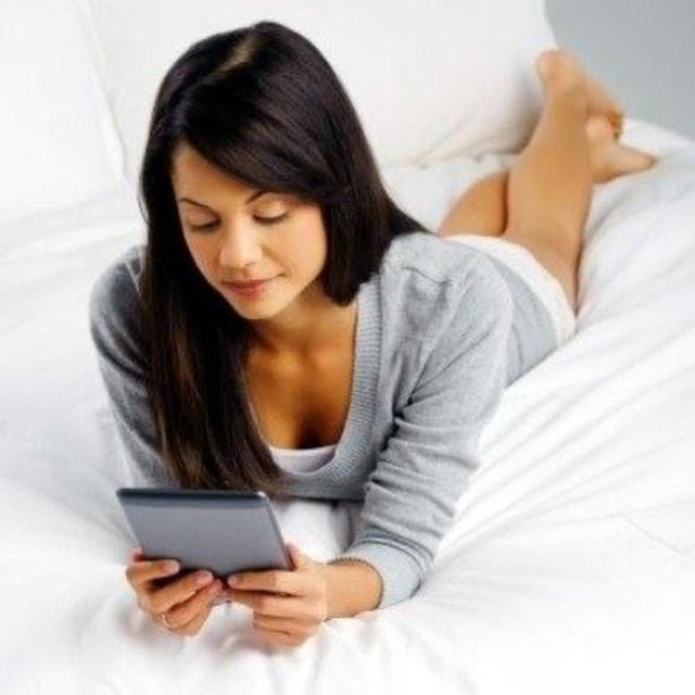 Yatağınızın baş ucuna telefon, tablet, laptop gibi teknolojik aletler koymayın. Vücudunuzun melatonin dengesini bozmayın.
