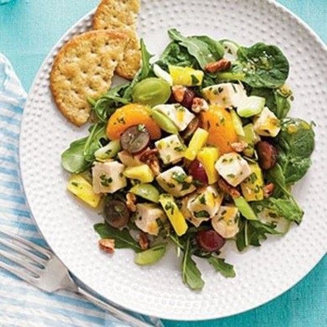 En sağlıklısı tahıl, yağsız protein kombinasyonudur. Tavuk, meyve ve salata iyi bir seçim olabilir. -