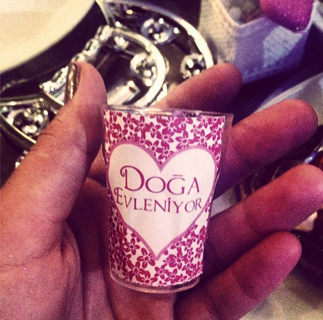 Eylül ayında Kerimcan Kamal ile dünyaevine girecek olan oyuncu Rutkay, dün akşam Emirgan'daki bir mekanda kına gecesi yaptı.