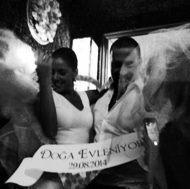 Fotoğrafları Instagram hesabında yayınlayan Rutkay, paylaşımını "Sürpriz kına" notuyla yaptı.