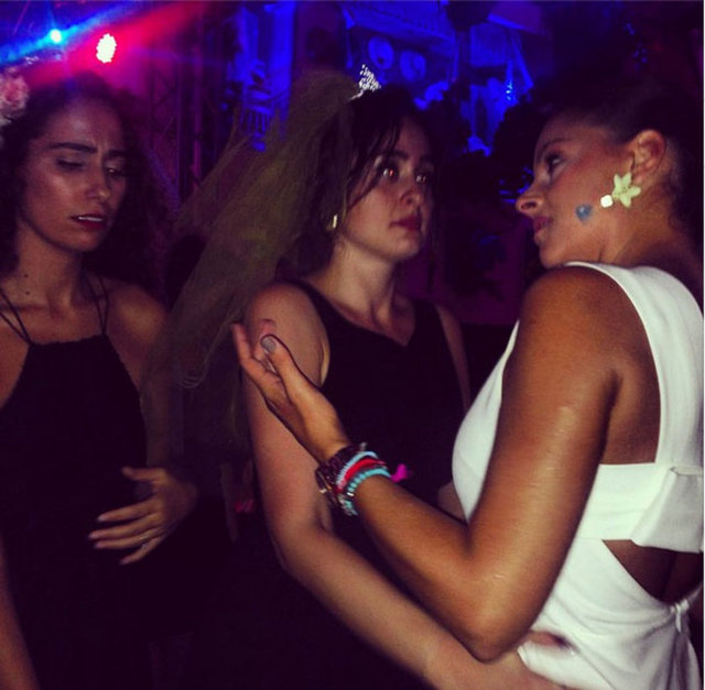 Show TV'de yayınlanan Güldür Güldür programının başarılı oyuncusu Doğa Rutkay, kına gecesi düzenledi.