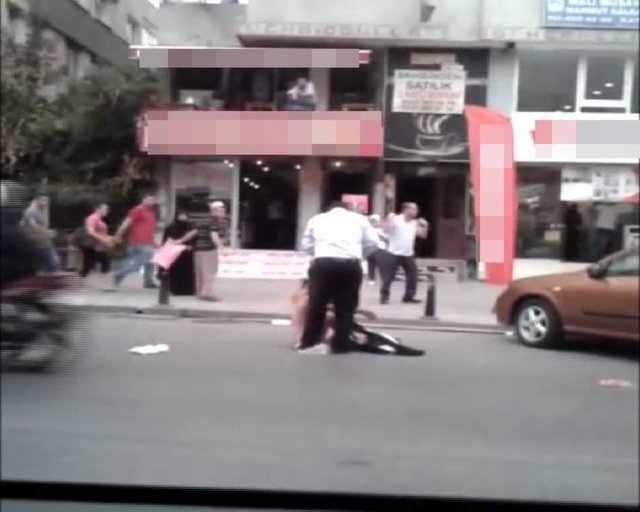 Bağcılar'da bir işyerinden bin 500 lira çaldığı öne sürülen kadın, işyeri sahibi tarafından yakalandı.