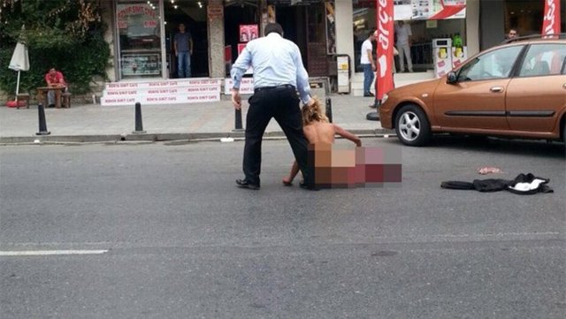 Sokak ortasında çıkan tartışmada kadın parayı geri verdi.