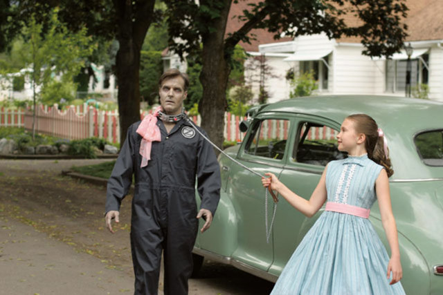 1960'larda daha ciddi ve felsefi eserlerle temsil bulmaya başlayan zombi filmleri, 1980'lerden bu yana 'komedi'yle yakın temas kurdu. Zombi komedisi de çokça başvurulan bir melez türe dönüştü. Daha çok kült ürünler verdi.