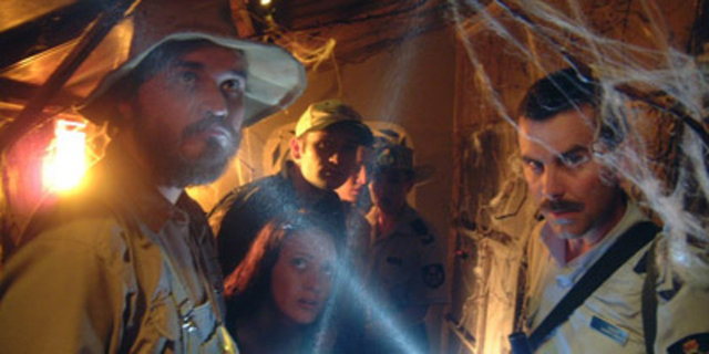 insanları zombiye dönüştürmesine odaklanır. Bu yırtıcı tehditten kaçmak için ise yaratıcı yollar bulmak şarttır. Aksiyon yayan koşuşturmacaları, alaycı tabanı ve gündüz-gece ayrımını iyi yapan yöresel renk tonuyla akılda kalan bir zombi komedisi…