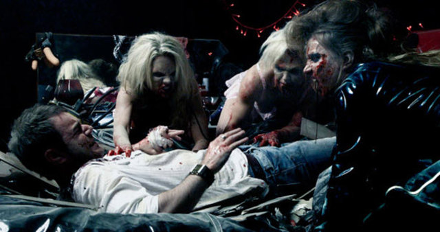 bir çılgın çalışma daha. "Doghouse", matrak ekibiyle feminist bir zombi komedisine dönüşürken "Zombilerin Şafağı"ndan beslenen biçimci bir estetikle ayakta duruyor. Kadın zombiler, evlisinden seksisine, oburundan yaşlısına kadar bir tasarım harikası!