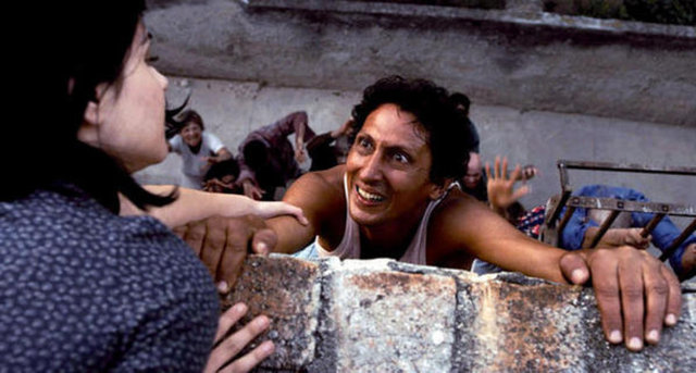 sapan, ok aldığı, Edgar Wright'la Pedro Almodóvar arasında bir yorum… Bireyleri Che Guevara ve Fidel Castro alegorisi gibi duran, farklı cinsel tercihleri olan bu ekibe adadaki macerasında destek verdikçe bu deli işi filme daha da kapılacaksınız!