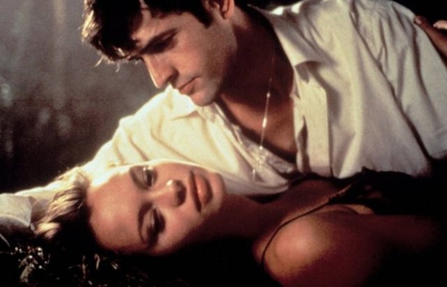 Korku sinemasında 1930'lardan beri adı geçen 'zombi', 'yaşayan ölü'ye denk gelen bir motiftir. Ölen insanın hayata geri döndükten sonra insan ırkının peşine düşüp, bu eylemi bir besin kaynağına dönüştürmesini konu alan filmlere malzeme olmuştur.