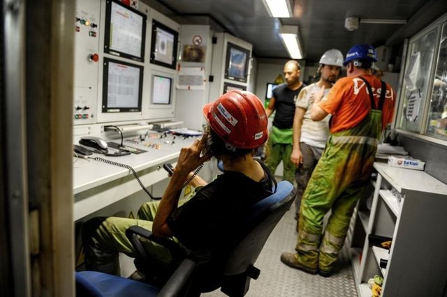 Deniz altında 3,34 kilometresi olan Avrasya Tüneli'nde kazılacak 2,5 kilometrelik mesafe kaldı.