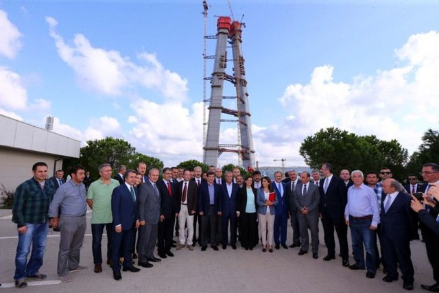 Yetkililerden brifing alan Ahmet Davutoğlu, daha sonra işçilerle sohbet edip fotoğraf çektirdi.