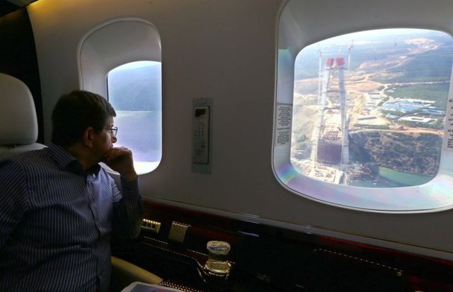 Davutoğlu, Üsküdar Kısıklı'daki helikopter pistine geldiğinde pistin karşısında bulunan inşaatta çalışan işçiler sevgi gösterisinde bulundu.