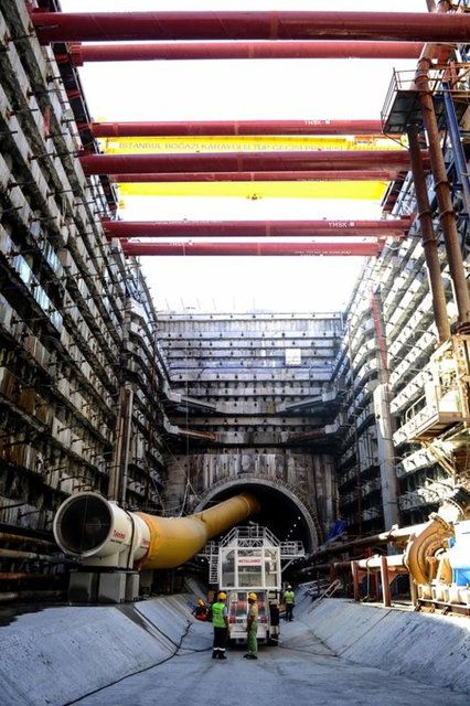 Deprem ve tsunami gibi doğal afetlere karşı dayanıklı olarak inşa edilen tünel, "Tırtıl" ile İstanbul Boğazı tabanının yaklaşık 25 metre altından toprağı kazarak ve iç çeperleri oluşturarak 850 metreye ulaştı.