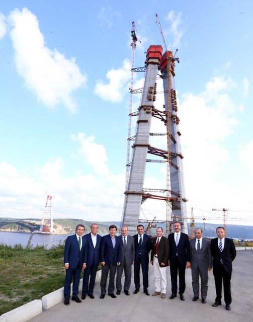 Başbakan Davutoğlu ve Bakan Elvan pistin sonuna kadar yürüyerek işçileri el sallayarak selamladı.