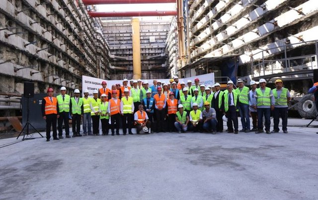 Başbakan Ahmet Davutoğlu, İstanbul Boğazı'nın altından otomobil geçişini sağlayacak Avrasya Tüneli'nde incelemelerde bulundu. Yetkililerden bilgi alan Başbakan Davutoğlu, izlenimlerini basın mensuplarıyla paylaştı.