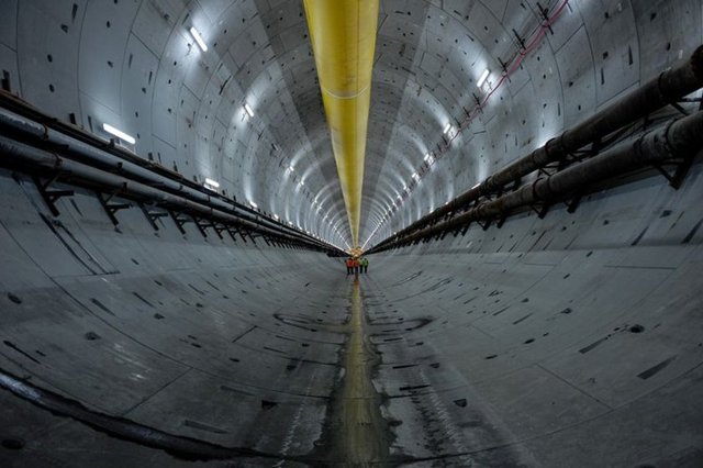 Avrasya Tüneli, yoğun trafiğin etkili olduğu İstanbul'da yolculuk süresini önemli ölçüde azaltarak, Asya ve Avrupa yakaları arasında 100 dakikaya varan ulaşım süresini 15 dakikaya kadar indirmeyi amaçlıyor.
