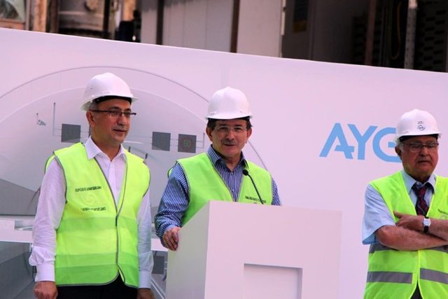 "Bizim iktidarımız döneminde iki kez bu ideal gerçekleşti. Birincisi Melen projesinin kuzeyden geçişi, ikincisi Marmaray ve şimdi üçüncüsü Avrasya geçişi gerçekleştiriliyor. Bu suretle iki katlı olarak dünyaya örnek bir proje hayata geçiriliyor."