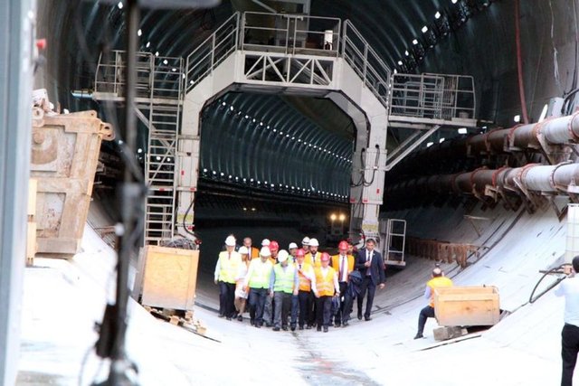 "Yaklaşık 14.5 kilometrelik mesafe bu yolla 15 dakikaya inecek. Bu anlamda İstanbul trafiğinde rahatlama dışında küresel ölçekli bir proje olması nedeniyle Türk mühendislik ve mimarlık tarihi açısından örnek bir proje"