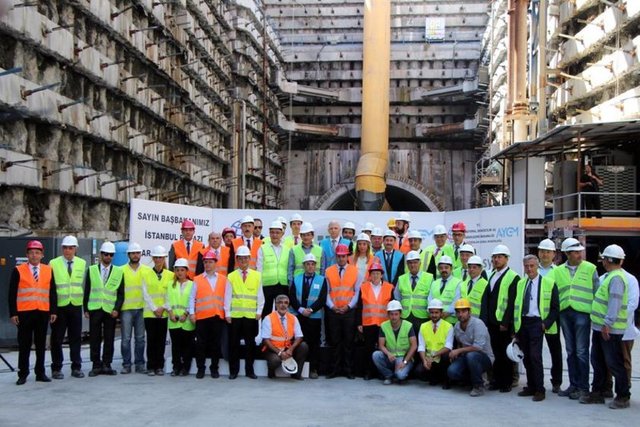 "Tarihi olduğu kadar insani olarak da önemli bir proje. Gittikçe nüfusu artan İstanbul'un trafik yoğunluğu ve çevre problemlerini aşmak, aslında bu tür projelerle mümkün olabiliyor."