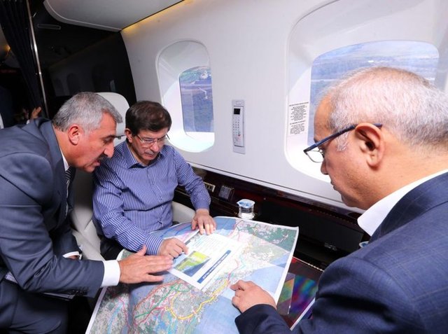 Davutoğlu, daha sonra Elvan ile birlikte helikoptere geçti. Davutoğlu'nun helikopteri 3. köprü şantiyesine indi.
