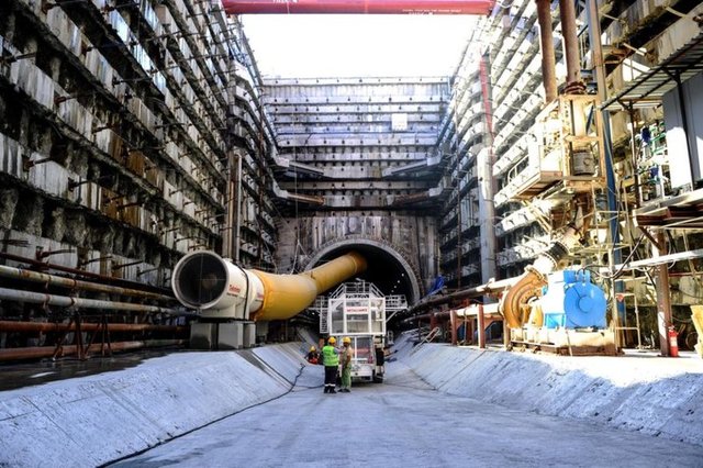 Marmaray'ın kardeşi olarak da ifade edilen Asya ile Avrupa yakalarını bir araya getirecek Avrasya Tüneli Projesi kapsamında şu anda 422 beyaz yakalı, 628 mavi yakalı işçi ve 56 iş makinesi çalışıyor.