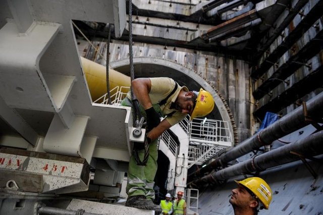 Avrasya Tüneli için İstanbul Boğazı'nın altındaki çalışmaların yanı sıra bağlantı tünelleri, "Tırtıl"ın Avrupa Yakası'ndaki çıkış noktası Kennedy Caddesi tarafında da hazırlıklar devam ediyor.