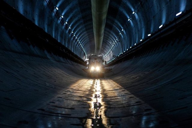 Toplamda 14,6 kilometrelik uzunluğa sahip olacak Avrasya Tüneli Projesi, İstanbul Boğazı'nın 106,4 metre derinliğinde yer alacak.