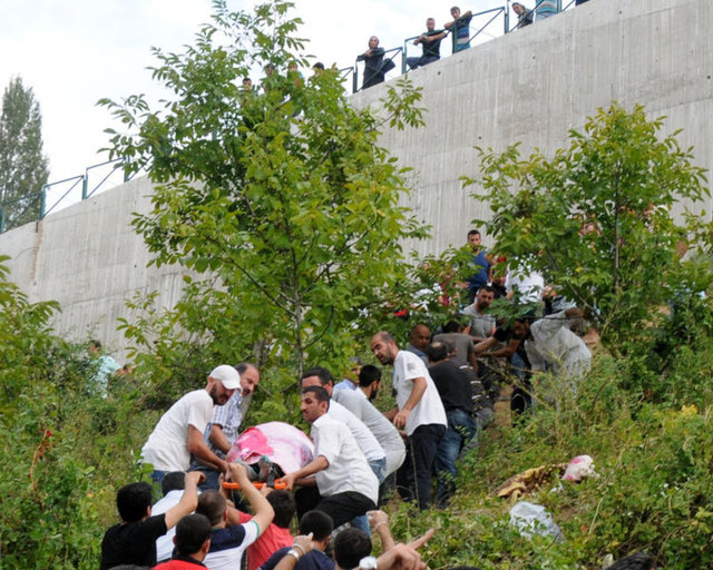 Kaza, bugün saat 17.30 sıralarında Bursa Büyükşehir Belediyesi tarafından kısa süre önce yaptırılan Odunluk Köyü ile Alacahırka arasındaki bağlantıyı sağlayan Uludağ Yolu'nda meydana geldi.