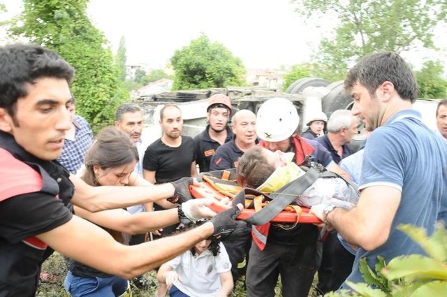 Kaza haberinin alınması üzerine bölgeye çok sayıda 112 Acil Servis ambulansı, itfaiye ve arama kurtarma ekipleri sevk edildi.