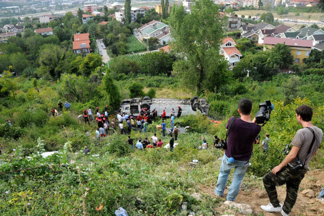 Kazanın bulunduğu bölge savaş alanına dönerken, yaralılar güçlükle yola taşınarak ambulanslara alındı. -