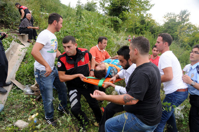 - Bursa'da otobüsün şarampole yuvarlanmasıyla sonucu meydana gelen kazada hayatını kaybedenlerin sayısı 4'e yükseldi. Kazada yaralanan 24 kişinin ise tedavileri kaldırıldığı hastanelerde sürüyor.