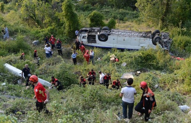 Bu arada yaralılar hastaneye kaldırıldıktan otobüs yuvarlandığı yerden vinç yardımıyla kaldırılmak istendi.