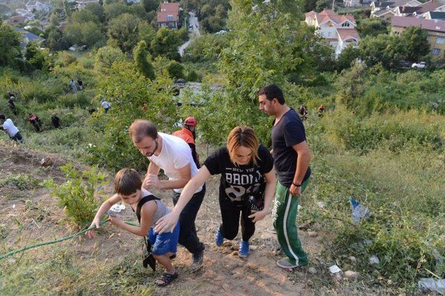 Kaldırma çalışmaları sırasında vinçin kırılması sonucu otobüs yaklaşık 10 metre aşağıya yuvarlandı. Otobüsün çevresinde kimsenin bulunmaması, olası faciayı önledi. DHA