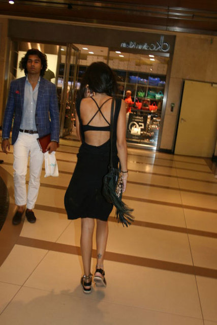 Sarı çaçtan sadece 2 günde vazgeçen Erkin, "Sarı bana gitmedi, Asena budur" dedi. Gündüz vakti üzerinde sutyenini açıkta bırakan bir kıyafetle alışveriş yapan Erkin, yine dikkat çekti.