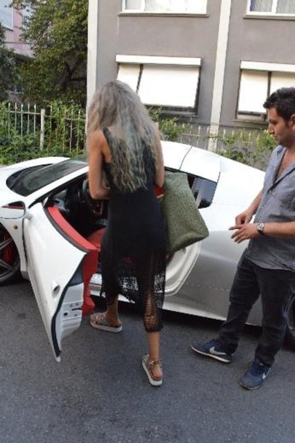 Etiler'de bir kuaföre giden Erkin, transparan elbisesiyle dikkat çekmişti.