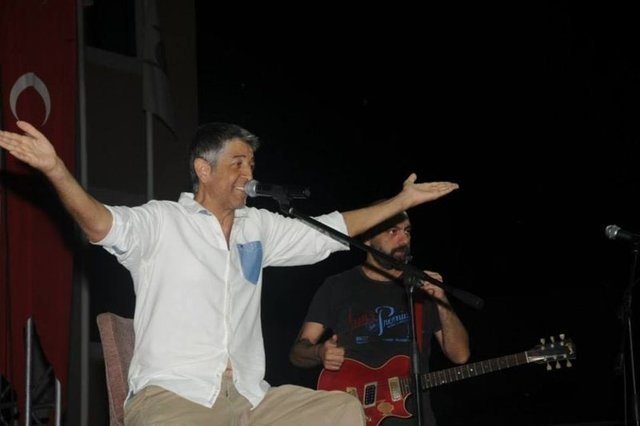 "Evlilikleri çok iyi gidiyordu çok düzenli bir hayatı vardı. Ancak 2009 yılında grip oldu. Bu grip bir türlü geçmedi. Bunun üzerine hastaneye gittiğinde doktor kan kanseri olduğunu ve hastalığın çok ilerlediğini tedavi edilmezse...