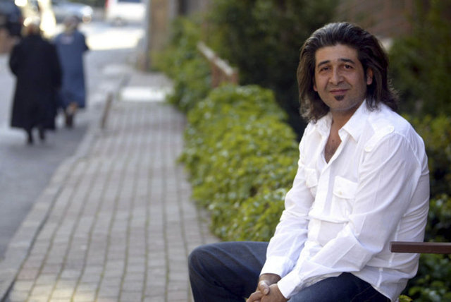 Ancak fikren anlaşamadıkları için Murat 1994 yılında eşinden boşandı. Murat meşhur olduktan sonra boşandı dediler ama meşhur olmadan önce boşanmıştı.