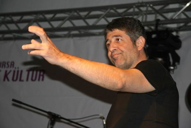 Ancak bu süre içinde çok yıprandı çok üzüldü. Bu nedenle hastalık geçtiğimiz yıl tekrarladı. Bu kez oğlum hastalığı yenemeyerek hayat mücadelesini kaybetti" dedi.