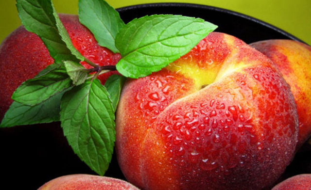 Potasyum, C vitamini, A vitamini, lutein ve zeaksantin gibi besin öğeleri içeren şeftali, kolesterol ve sodyum içermiyor