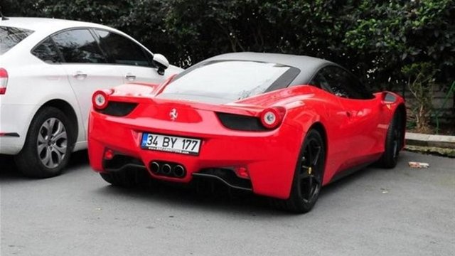Golcü oyuncu Burak Yılmaz, Ferrari 458 Italia tercih ediyor.